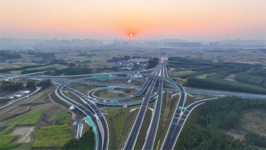 武宣段(以下简称"平武高速")是广西高速公路网规划的"横6线"梧州至