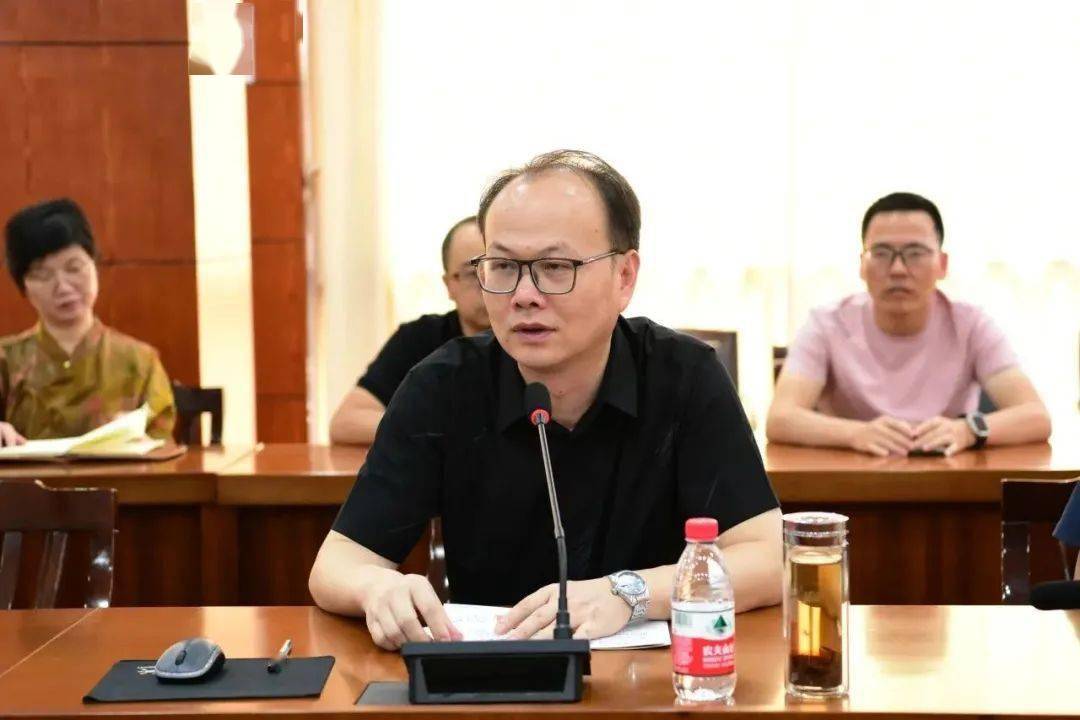 致欢迎辞01嘉善高级中学党委书记吴珉,校长李建良热情接待了来访的