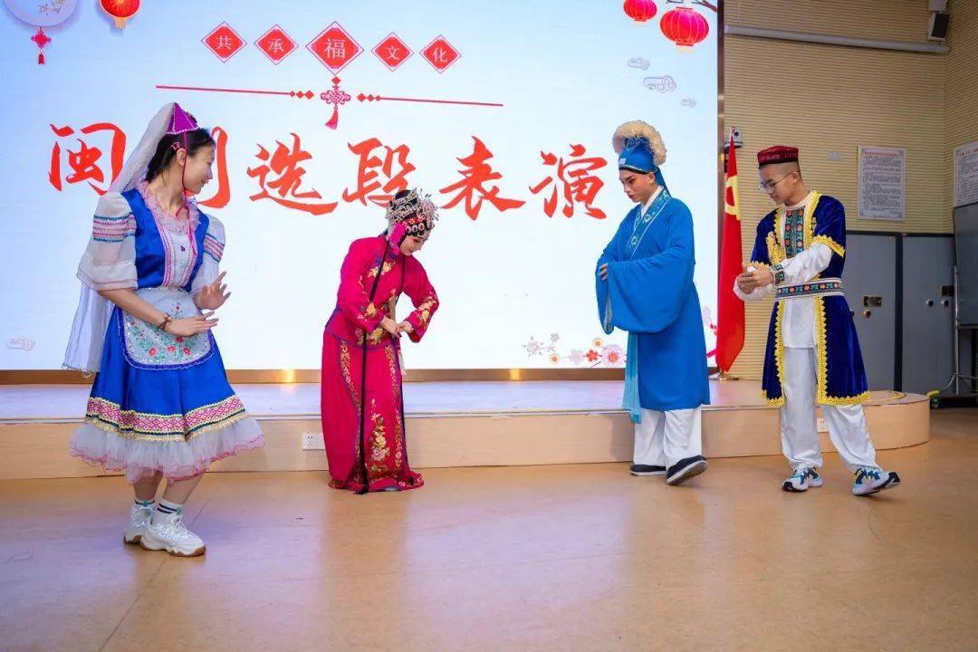 奇台四中的同学们带来舞蹈《这里是新疆》,课桌舞《梦想家》.