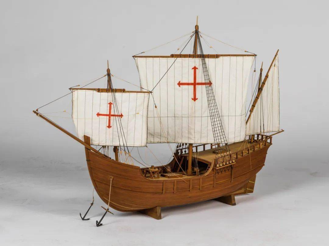 "尼娜"号是哥伦布船队快帆船,属于卡拉维尔·雷登达型帆船.