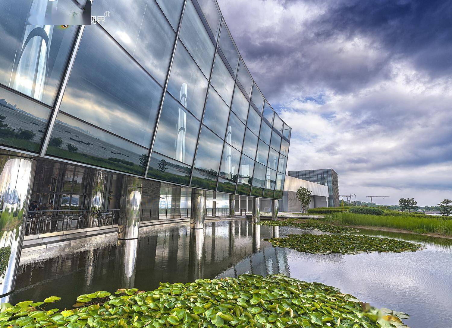 青岛海边的玻璃"魔方" 被亲子研学旅游"霸占" 走进西海美术馆_艺术