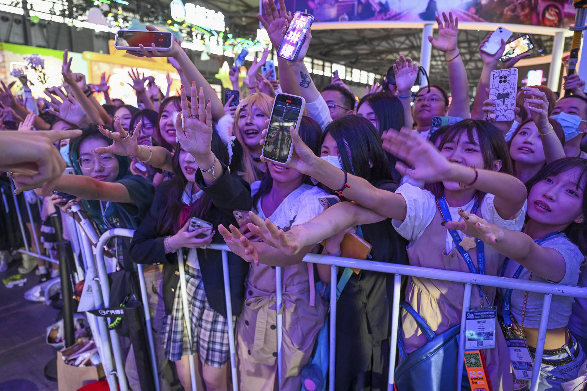 城事|chinajoy开幕,卡琳娜演绎影战士机甲cos秀_观众_互动_参展