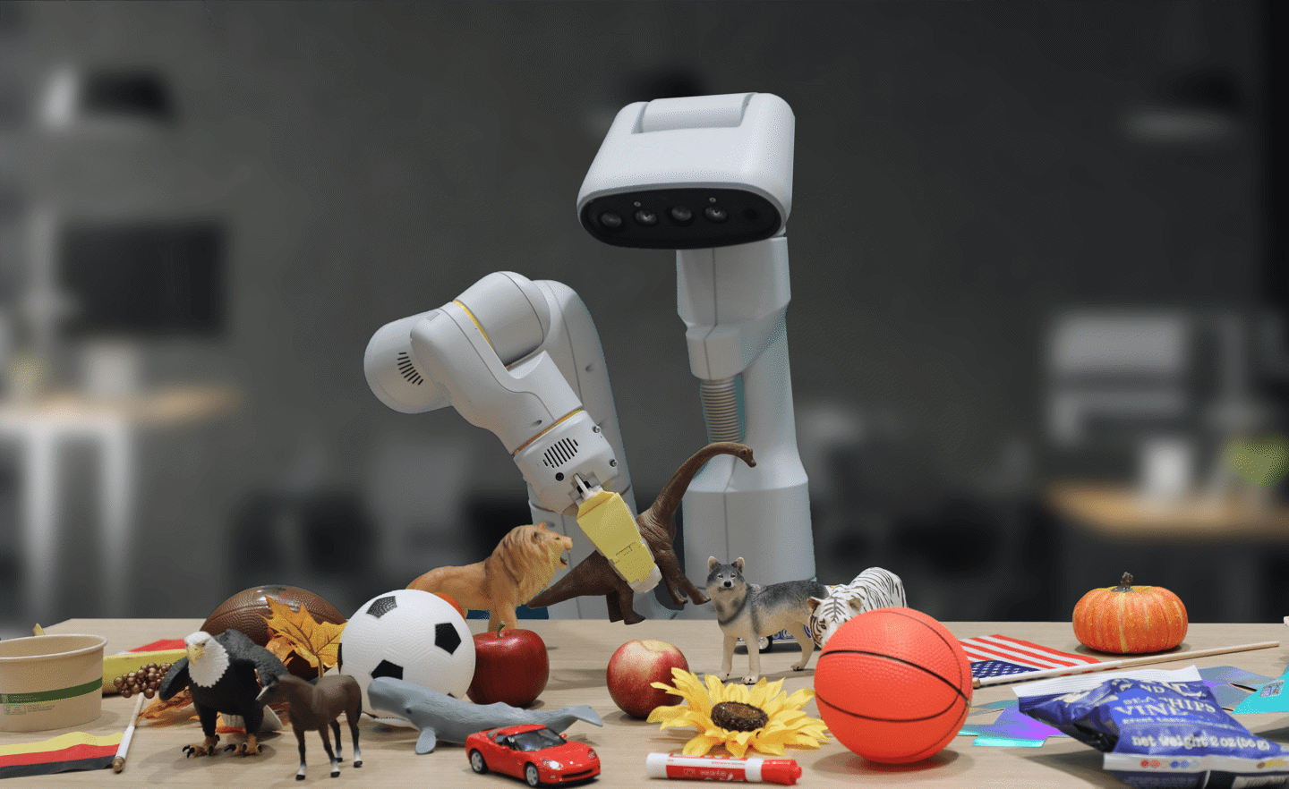 可以让机器人学会扔垃圾 ，谷歌推出视觉语言动作模型 RT-2