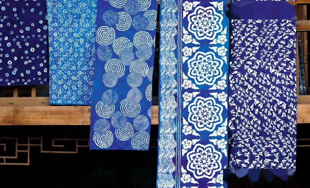 至于传统纹样的区别,是以各民族间不同的文化图腾为主:苗族蜡染以蝴蝶