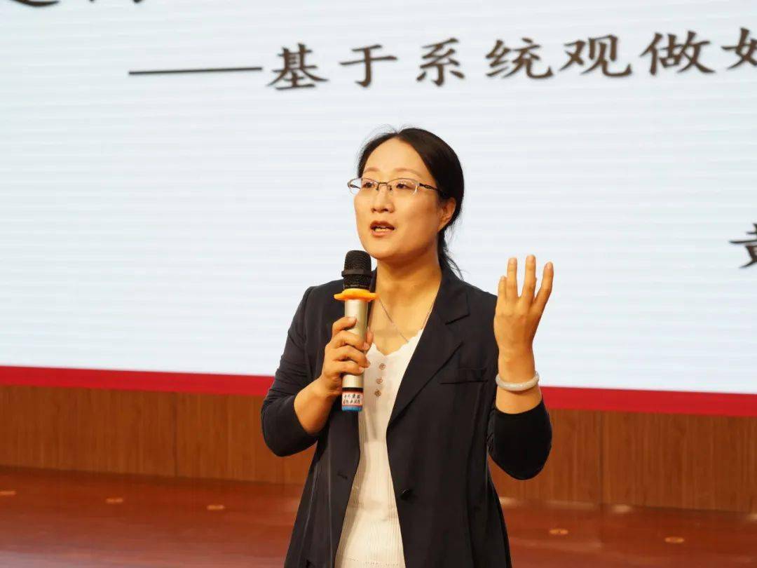 石家庄外国语学校高中部副主任王柳明主持本次班主任培训会.