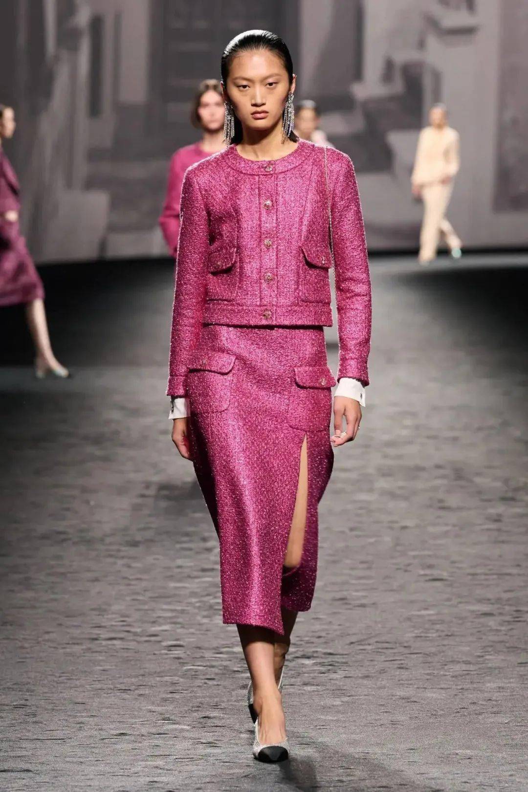 芭比粉火了,穿一身粉色,太靓了!_时装秀_全身_套装