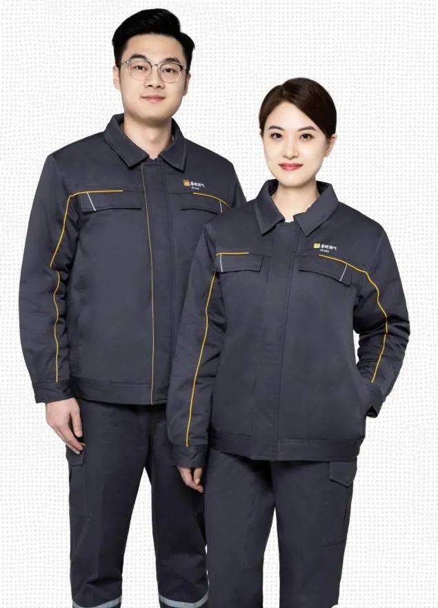 由集团公司统一配备的灰色工作服,工作服上有丝质提花"华润燃气"标识