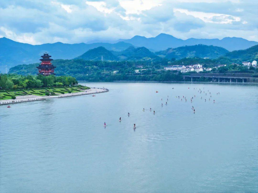 地点为丽水市区南明湖游船码头,赛事规模为300人,根据竞赛规程,参赛