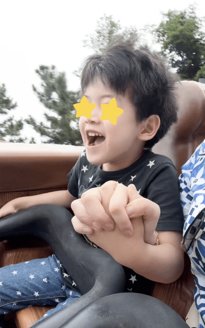 陈妍希带儿子瑞士度假,6岁小星星玩滑车,和童年陈晓如复制粘贴_孩子