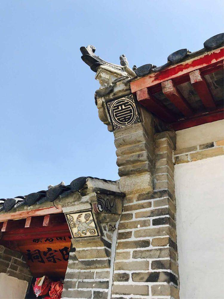 祭祀大厅3开间,面阔10米,进深6米,为五檩结构,前廊后厦.