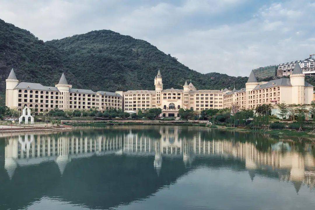 5公里酒店临踞小镇中心,环湖而建住·英德奥园悦湖度假酒店如何一秒