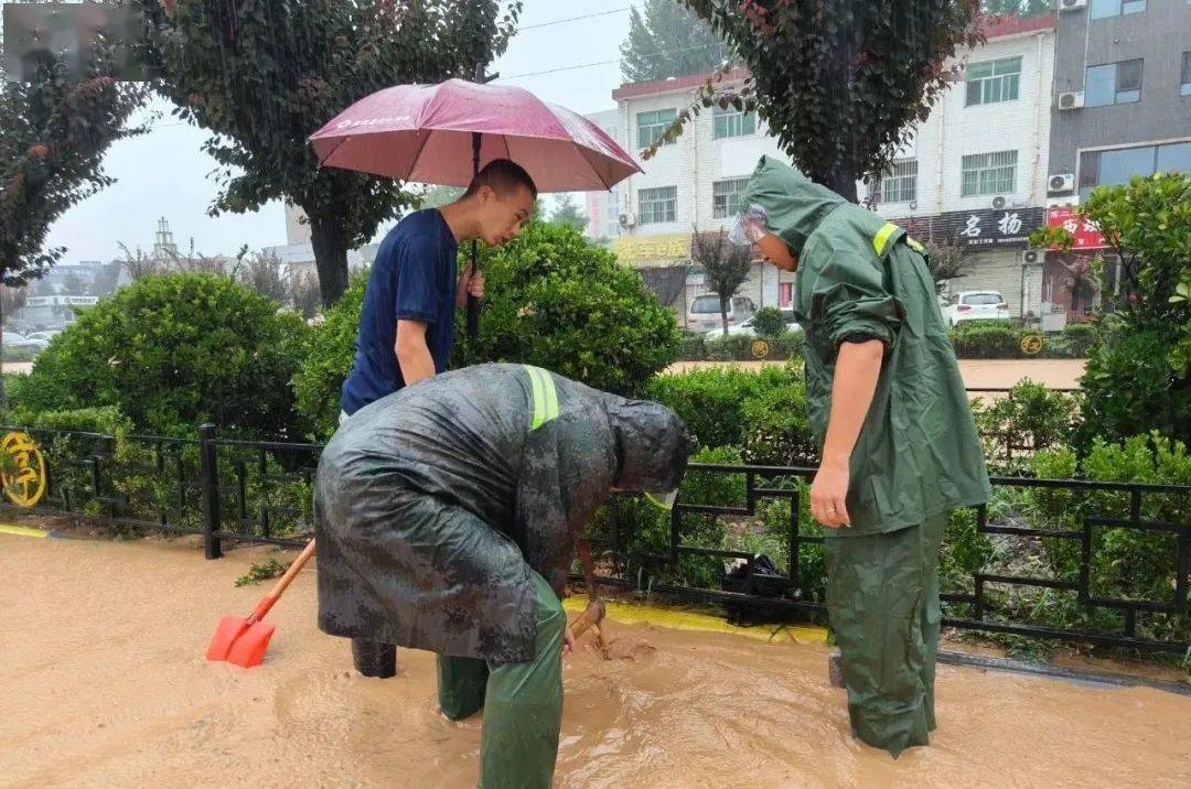 风雨中,广大干部群众迎"汛"而行,一把伞,一双雨鞋,一件雨衣,成为防汛