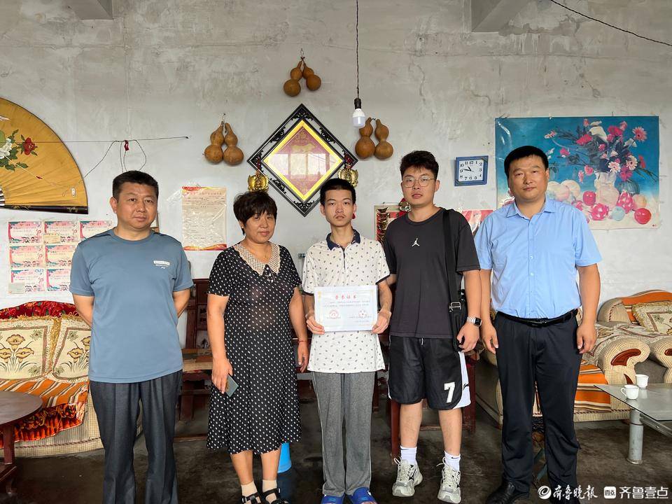 泰安:逆境学子张继冰获阿里公益追梦奖学金一万元_齐鲁_生活_通知书