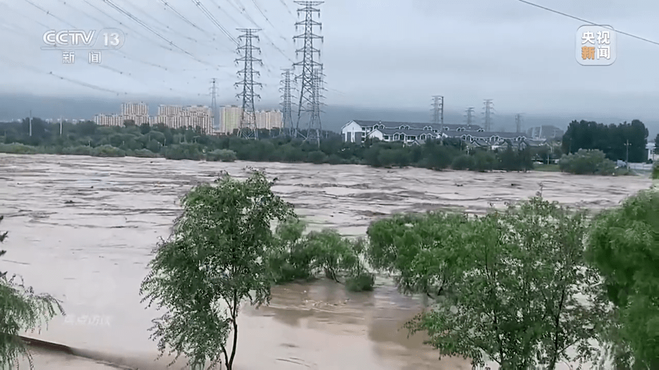 多地迎极端强降雨，收好这份暴雨天自救指南，关键时刻用得上！_车辆_降雨量_预警