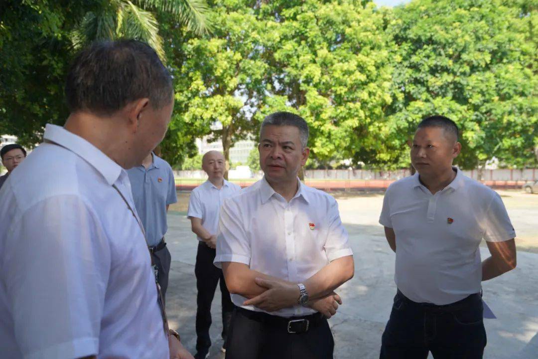 王楚彬一行先后察看了澄海职教中心澄华联合办学点,万洋众创城园内及