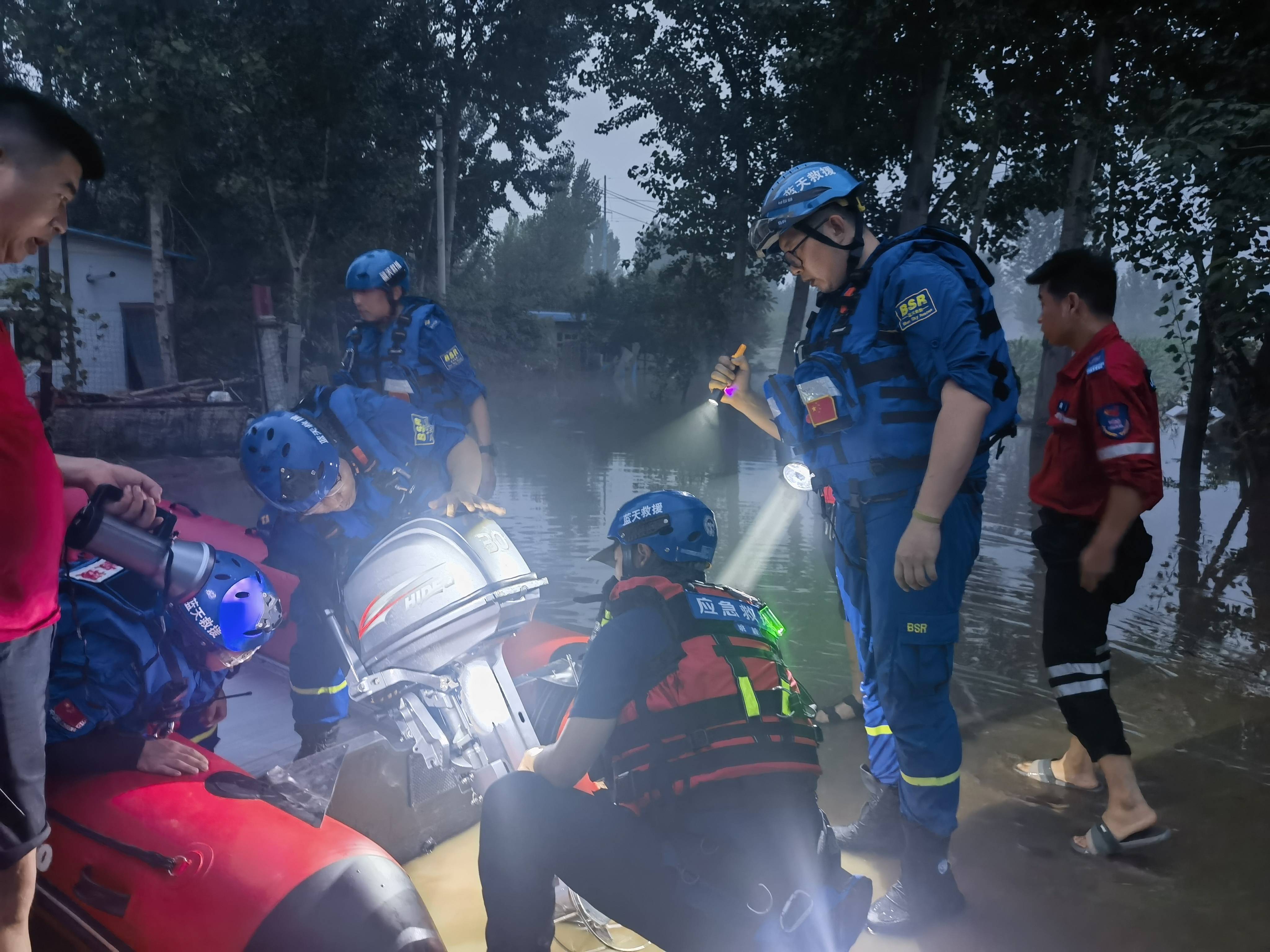 直击河北涿州救援现场：2公里长渍水路段成繁忙航道，上百艘救援艇半天转移数千人