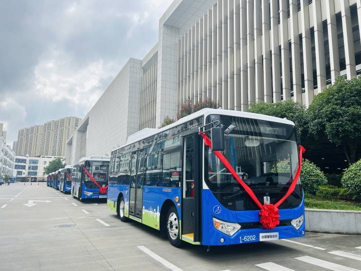 杭州首批790辆纯电动公交车今天交付_公交集团_车辆_乘客
