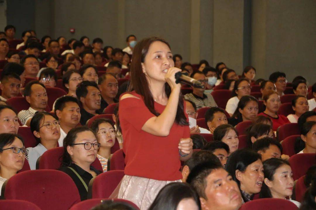 7月31日下午,赵俊老师从"新课标新在哪""数学教学为什么要变""怎么变"