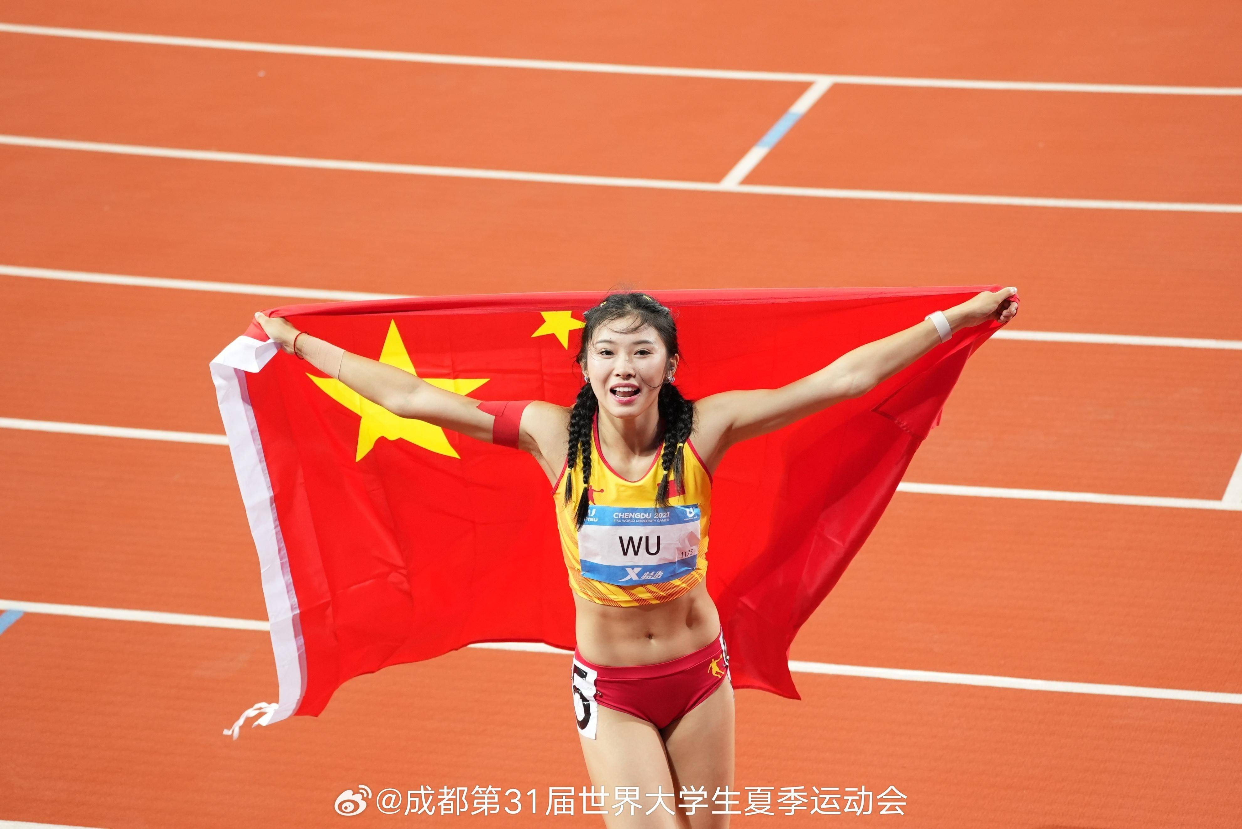 大运会女子100米跨栏小组赛 吴艳妮位列小组第一晋级半决赛