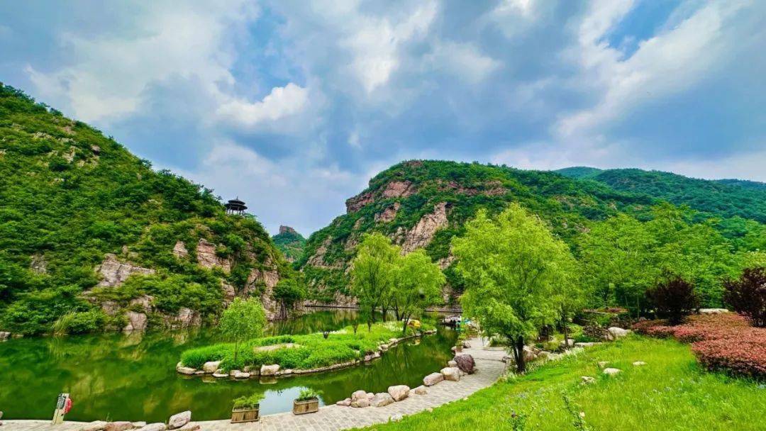 令人心旷神怡飞瀑流泉,云雾弥漫,青山翠绿青要山景区一轮降雨过后"山