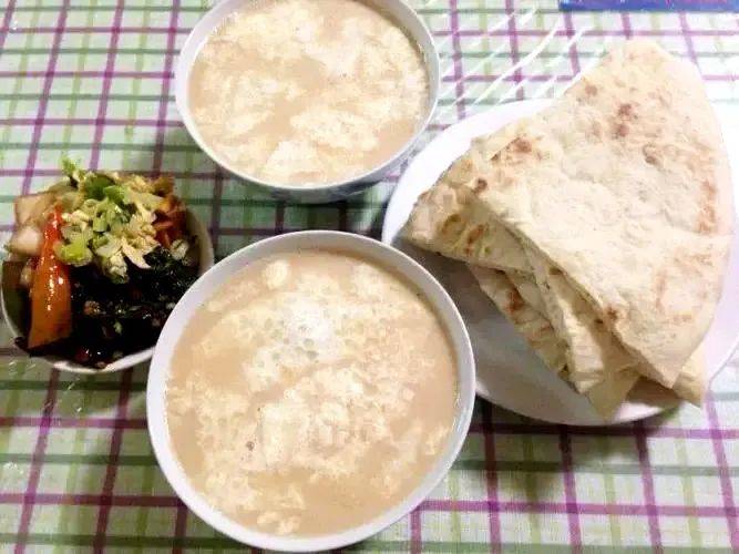 这些哈萨克族美食特有的鲜香立即弥漫在毡房的每一个角落,老冉他们