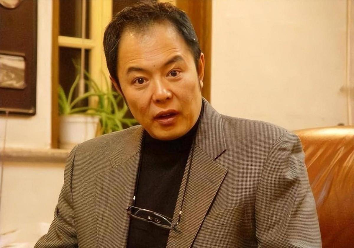 15年,张铁林"坐床成佛"的视频流出,接受宗教仪式成为"法王"