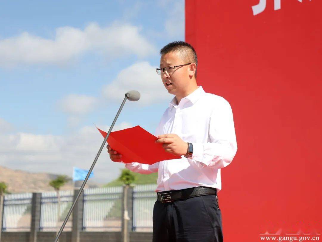 副县长金辉主持通水仪式甘谷配套工程公司董事长邱雅琦介绍工程建设