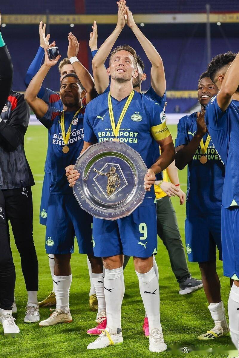 2023赛季荷兰超级杯颁奖仪式:埃因霍温获得冠军当_决赛_鹿特丹_时间