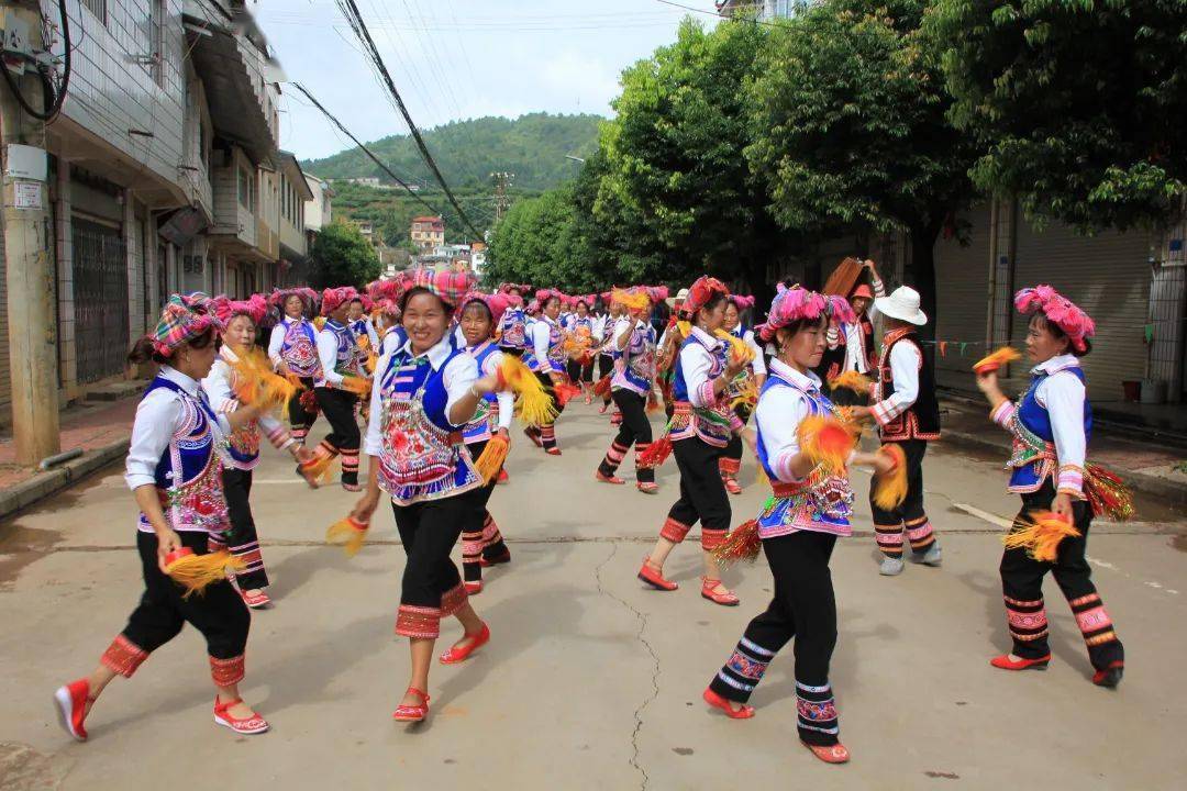 彝族烟盒舞,是一种集歌,舞,乐,竞技,仿生表演为一体的综合性舞蹈艺术
