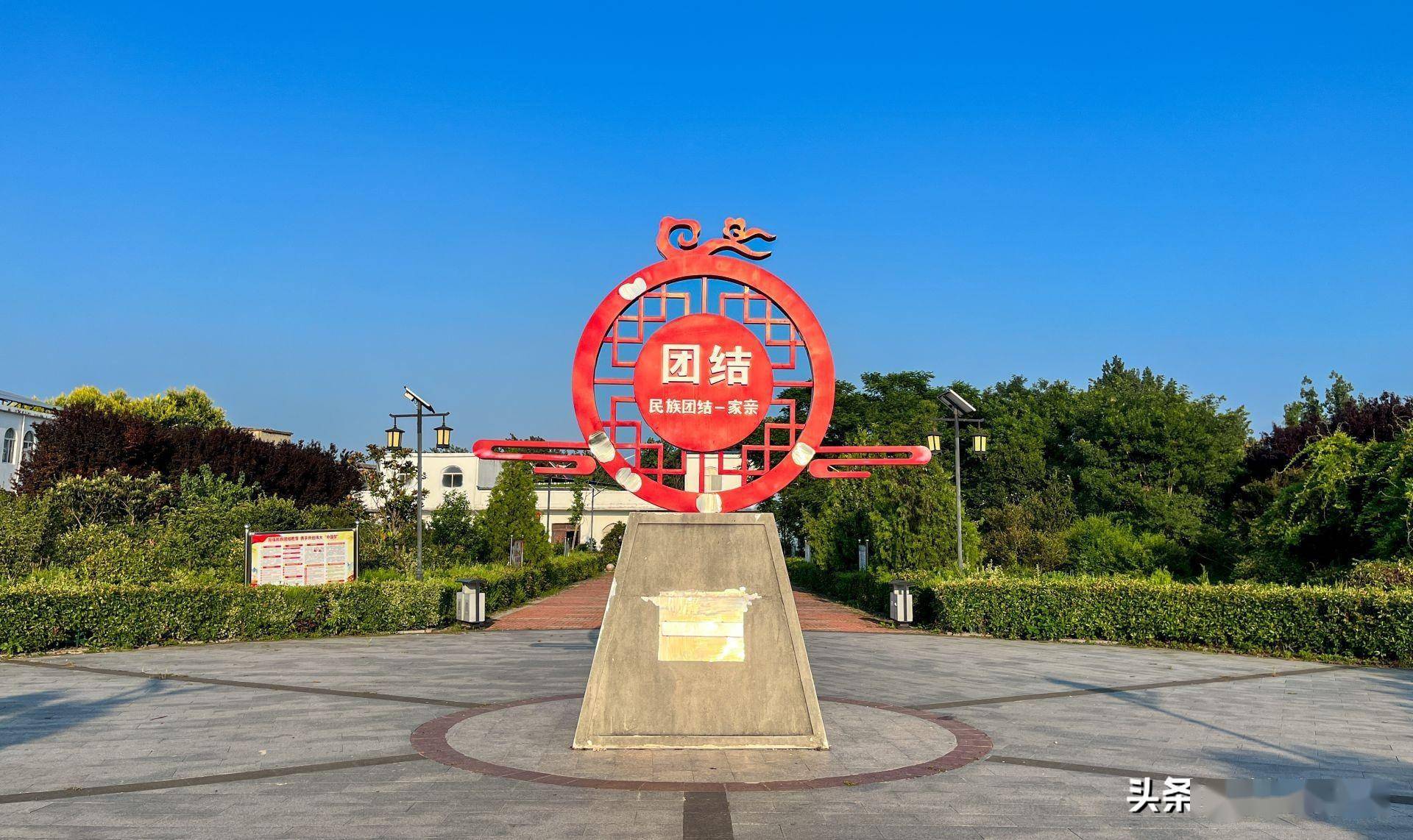 2万平方米的村民族文化广场成了桥东村村民们活动的主要场地和文化