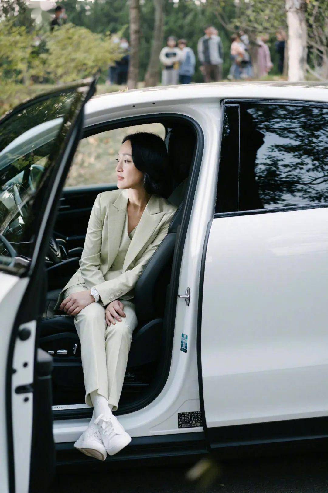 小白鞋,一直在_周迅_白色_牛仔裤