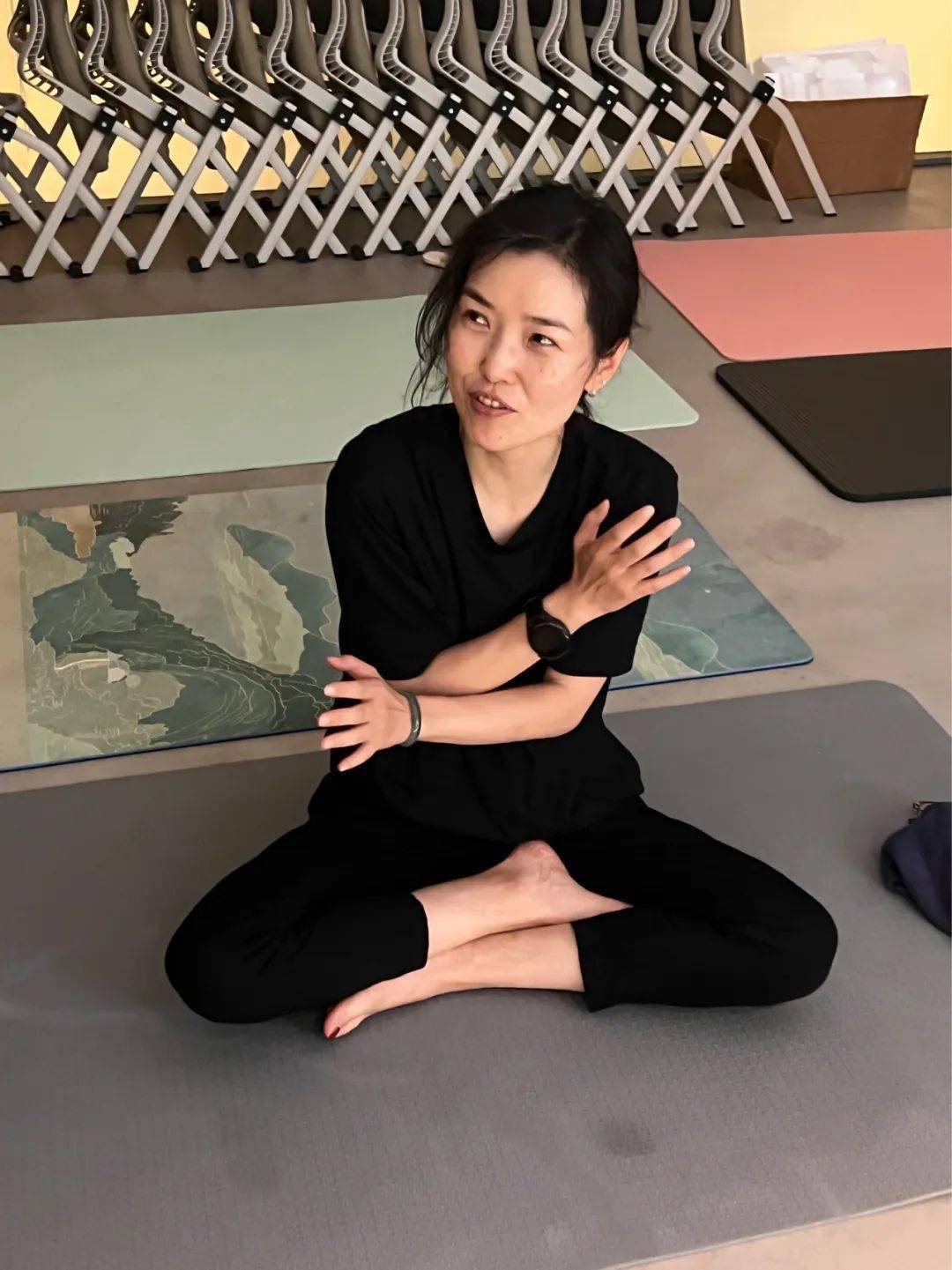 用一个瑜伽动作检验下老师的教法阿斯汤加瑜伽的练习者孙佳加入了.