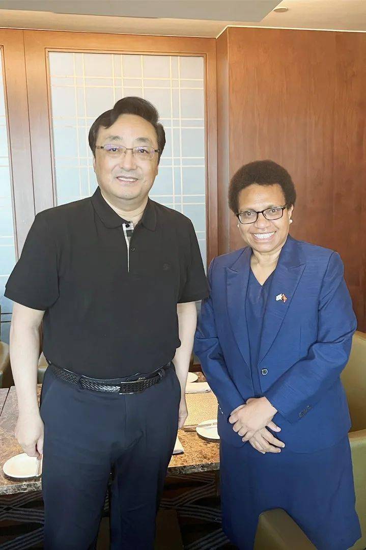张孟星拜会巴布亚新几内亚政府要员