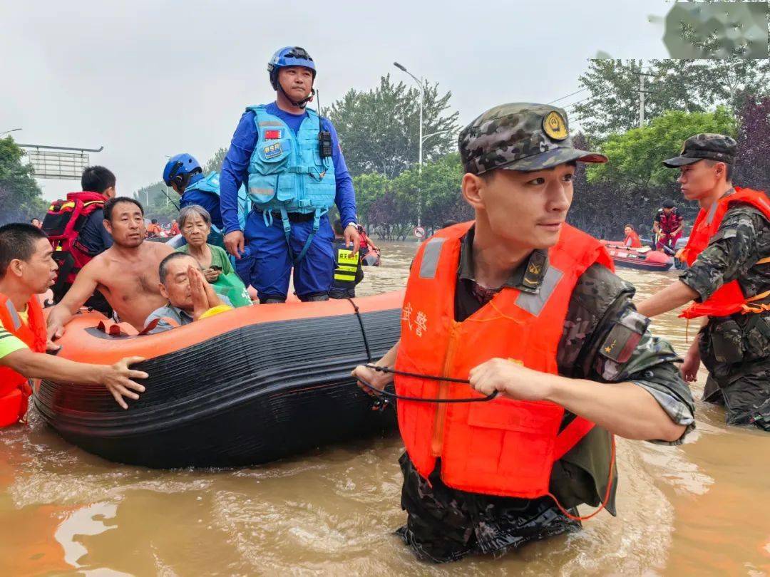 《生命方舟》河北总队官兵在内涝水面营救被困群众,苑晟民摄《背负