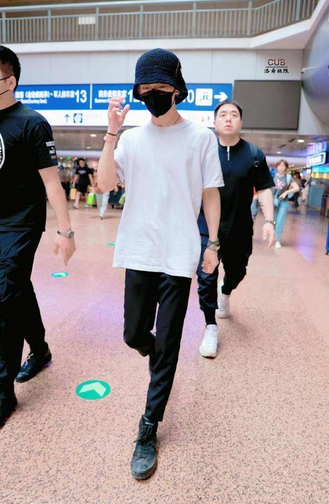 易烊千玺与王俊凯错位牵手引爆粉丝热议!_瞬间_偶像_方式