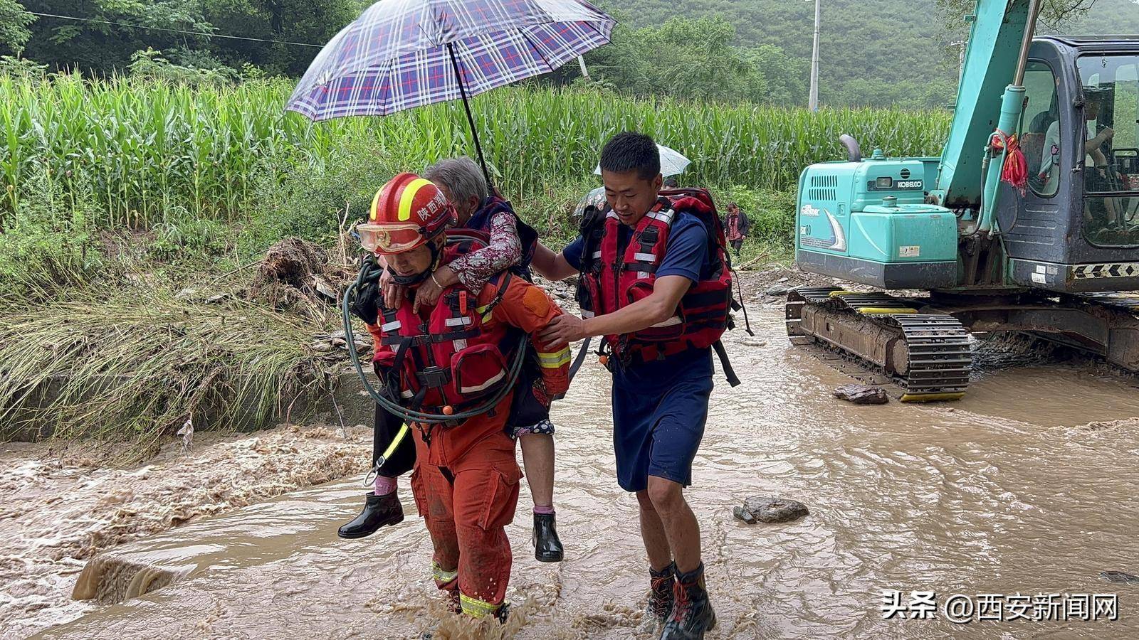暴雨引发山洪 宝鸡麟游消防紧急疏散13名被困群众_救援_人员_积水