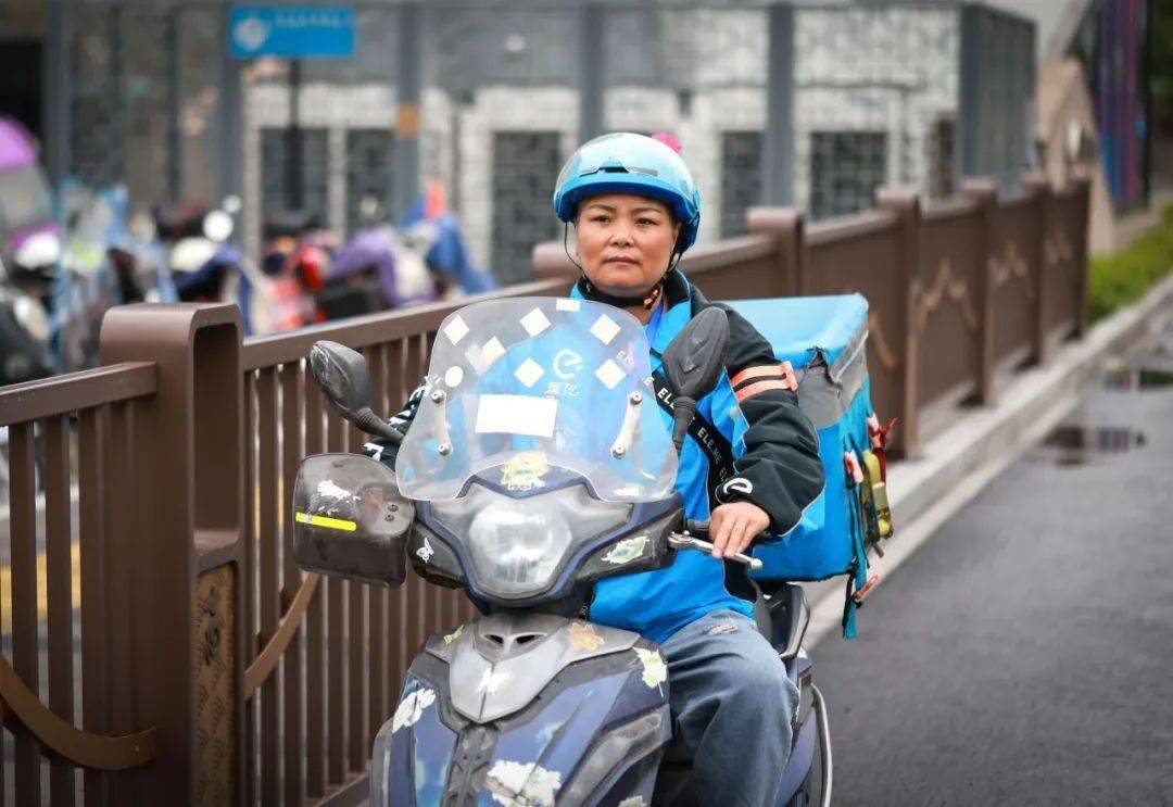 浙江"最美外卖骑手"季爱清:八年拼搏"骑"进全省最美 送单路线勾勒出彩