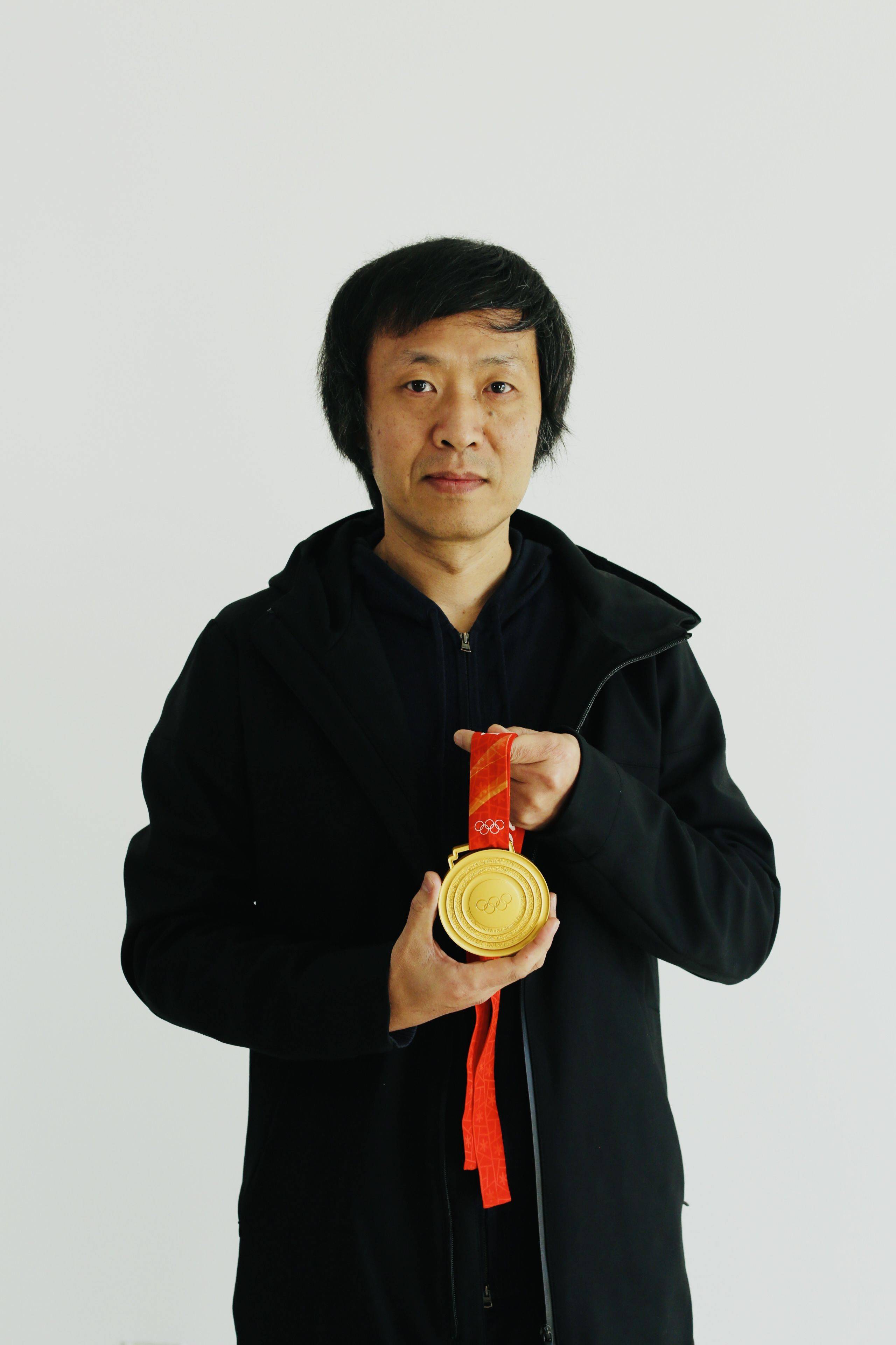 面对依然光彩夺目的2008年奥运会"金镶玉"奖牌,忽然有一种深深的