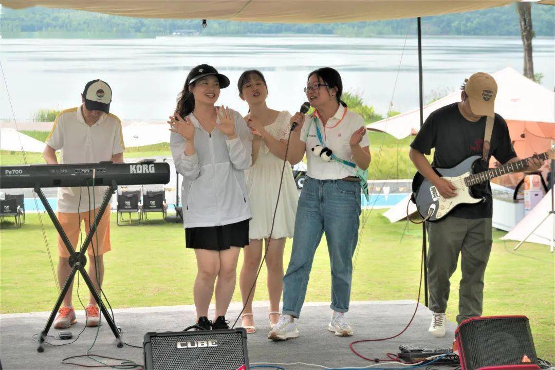 中国日报记者郭欣然赞叹:"这是我第一次来到天府新区,麓湖和兴隆湖都