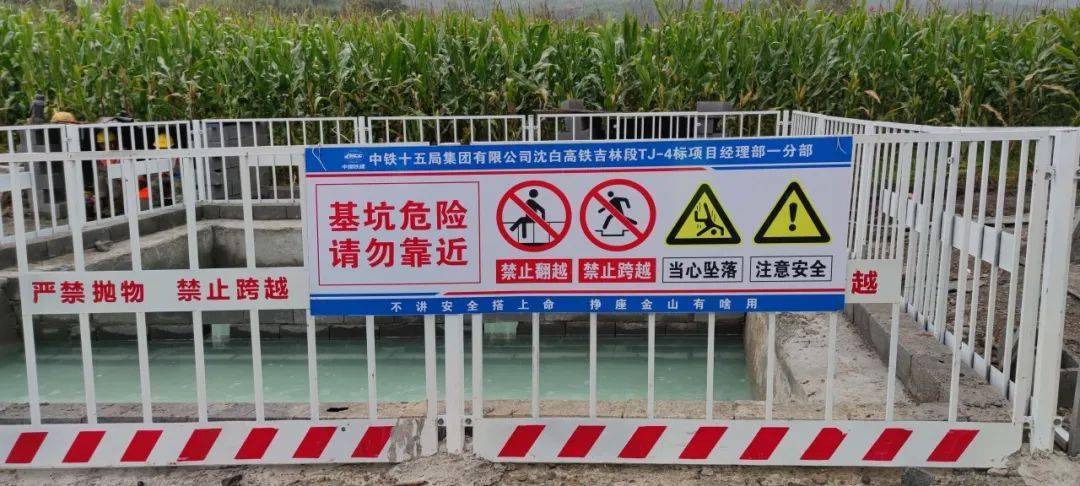 气管道,对施工造成一定的影响,为了确保既有地下管道的正常运营与安全