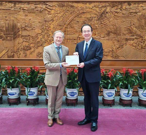 外交部礼宾司司长洪磊接受比利时新任驻华大使递交国书副本_安博宁