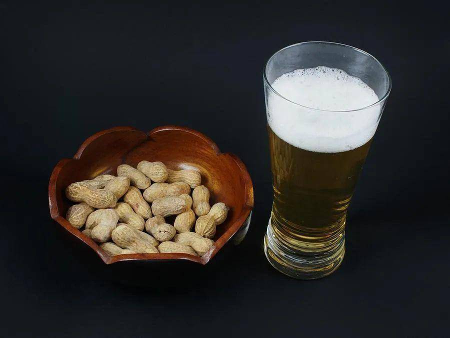 凉菜,则鸡胗,脆鳝,盐水花生,茴香豆,虎皮冻……当然还得细分:盐煮笋