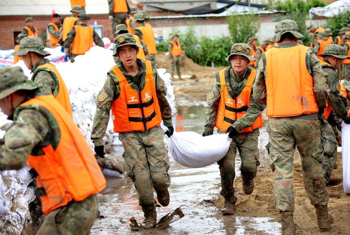 风雨中,党旗高高飘扬——解放军和武警部队广大党员奋战防汛抗洪救灾