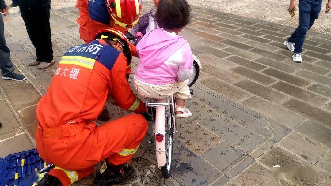 "救"在身边 | 女童脚卡自行车:"消防员叔叔,我的脚好疼".