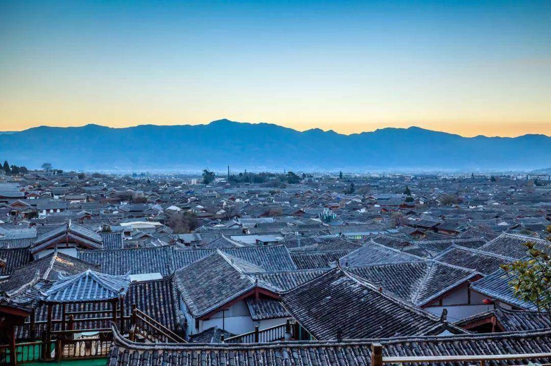 店铺中传来的安静的丝竹声,缓缓流淌的溪水,哪怕什么都不干,就这么坐