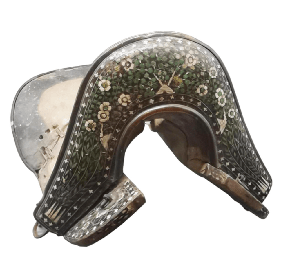 传统马鞍是一种用包着皮革的木框做成的座位,内塞软物,形状做成适合骑