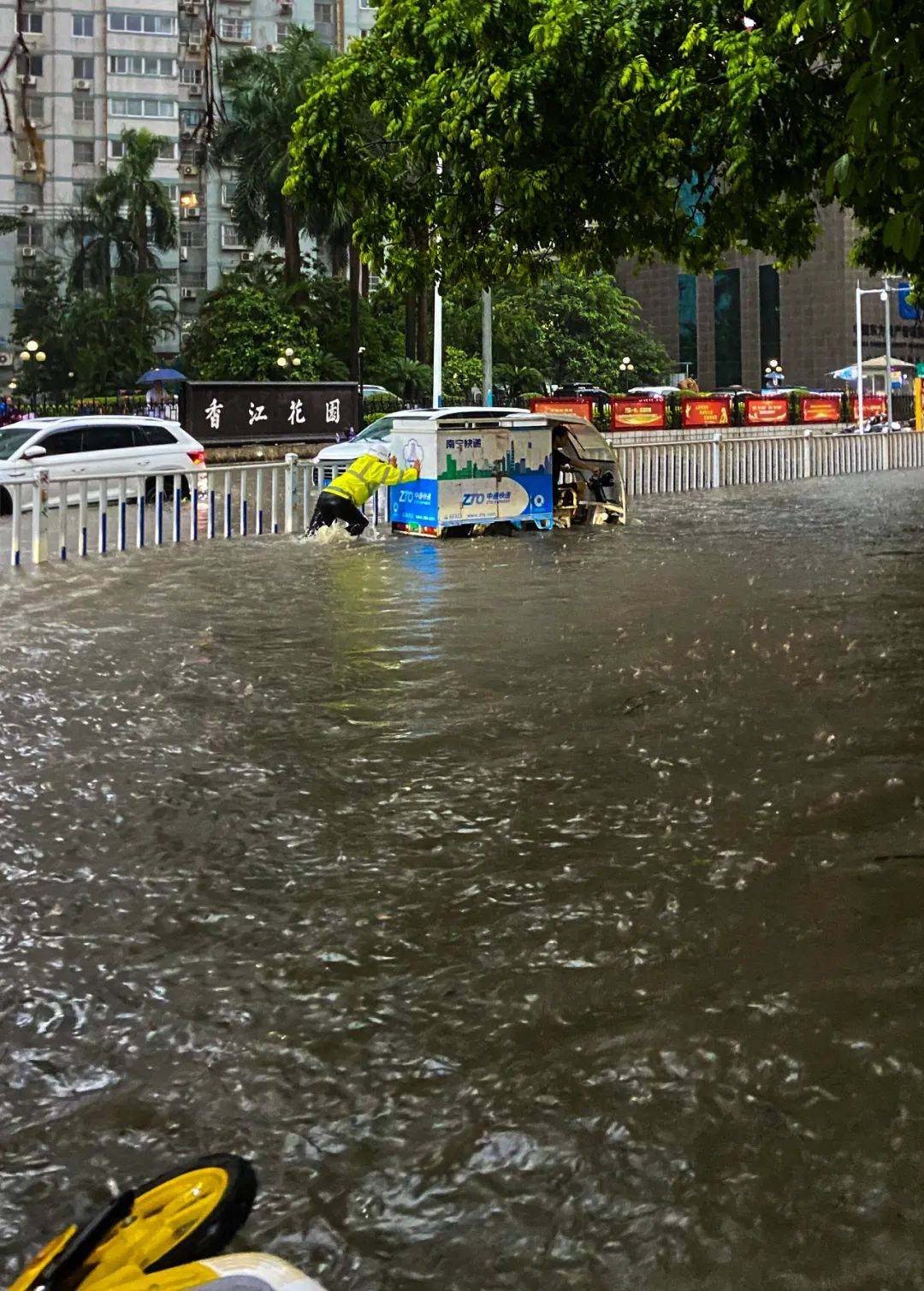 南宁下雨图片图片