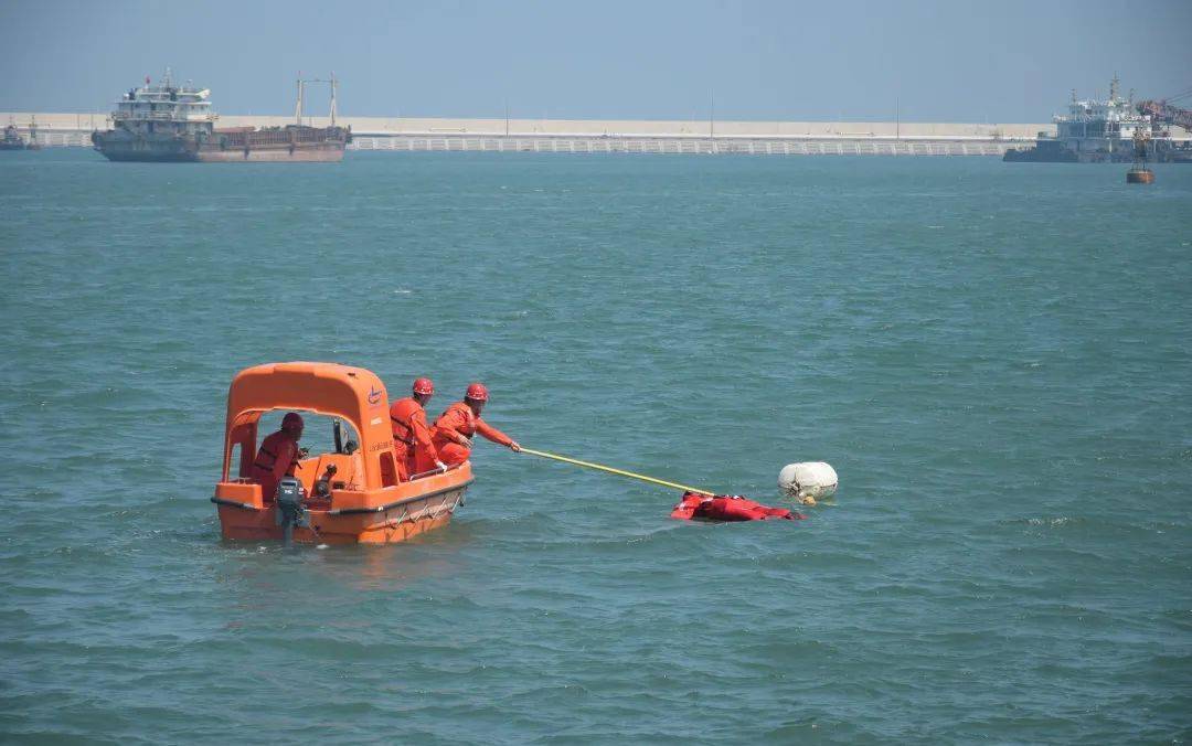 一航局开展船舶溢油和人员落水船岸联合演练_应急_处置_救援