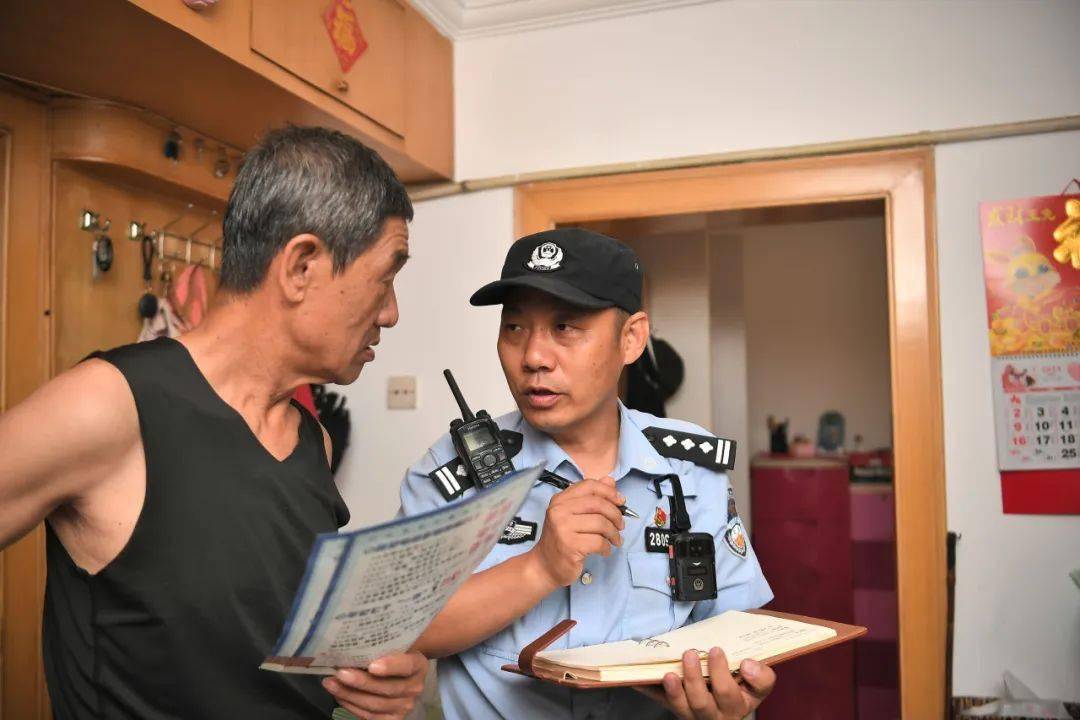 为了让反诈知识深入人心,刘树旺自掏腰包购买了扩音器,挂在出入小区的