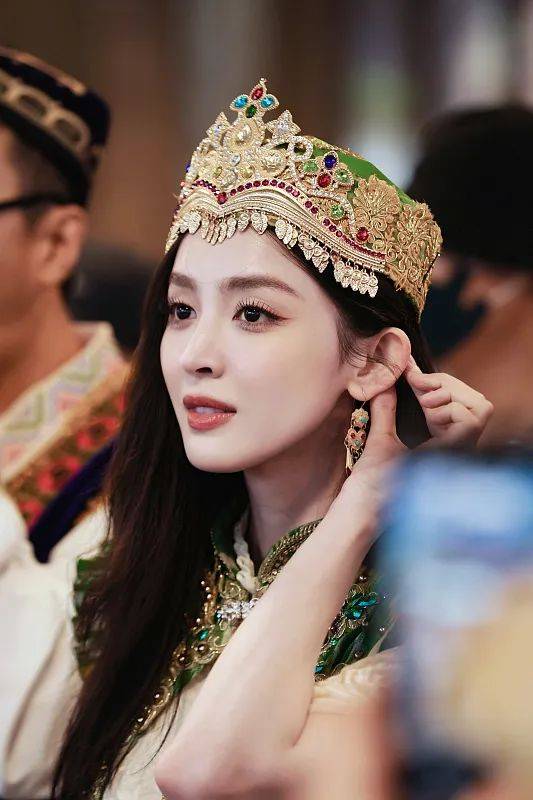 冲上热搜!知名女星引争议,经纪人道歉→_古力娜扎_广告_网友